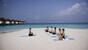 Malediven - ROBINSON Club Maldives, Yoga am Strand