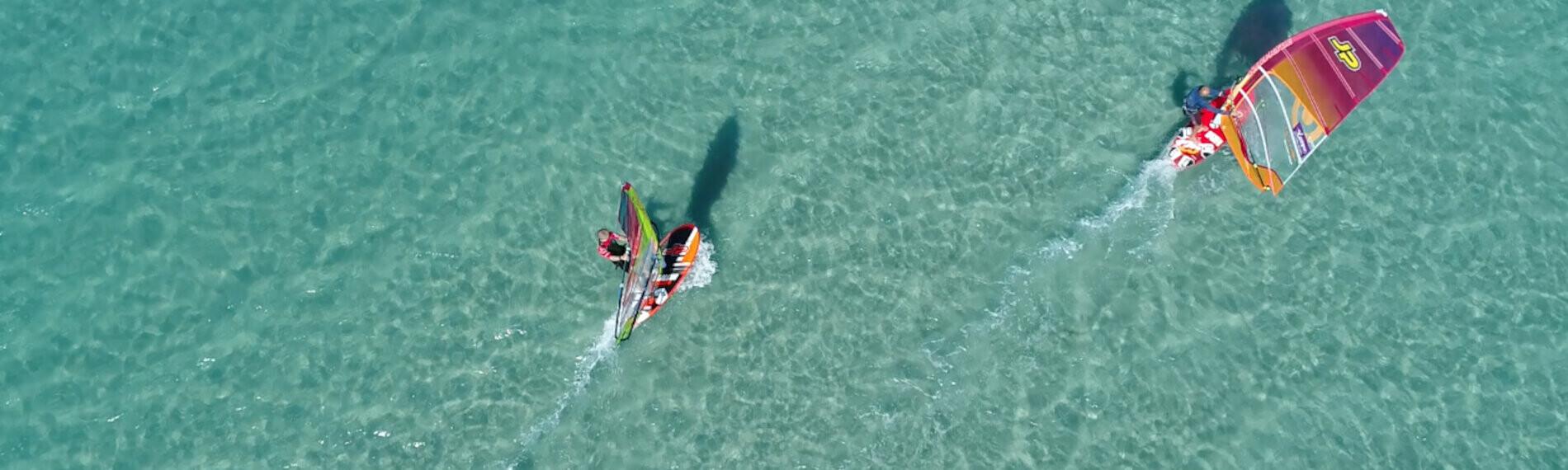 Windsurfer auf türkisfarbenem Meerwasser, Draufsicht in ALacati, Türkei