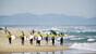 Glückliche Surfertruppe am Strand von Seignosse